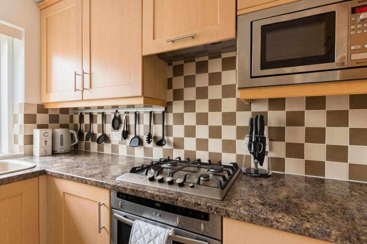 Surrey Stays - 2 Bedroom House, Rh1, Contractors Welcome, Sleeps 5 Max, 2 Parking Spaces, Near Town Centre, Train Station And Gatwick Airport Redhill  Bagian luar foto
