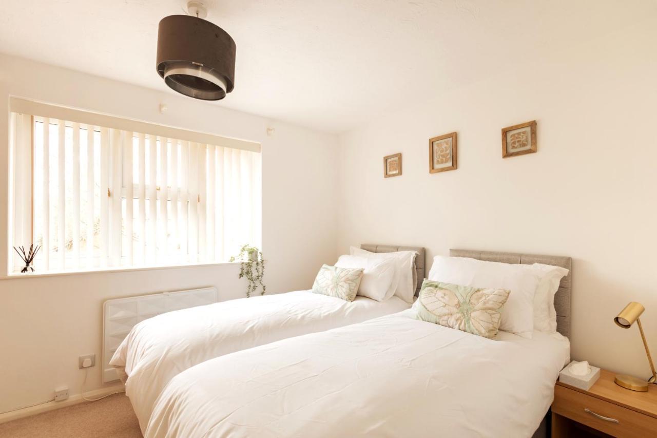 Surrey Stays - 2 Bedroom House, Rh1, Contractors Welcome, Sleeps 5 Max, 2 Parking Spaces, Near Town Centre, Train Station And Gatwick Airport Redhill  Bagian luar foto