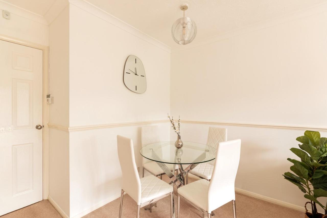 Surrey Stays - 2 Bedroom House, Rh1, Contractors Welcome, Sleeps 5 Max, 2 Parking Spaces, Near Town Centre, Train Station And Gatwick Airport Redhill  Bagian luar foto