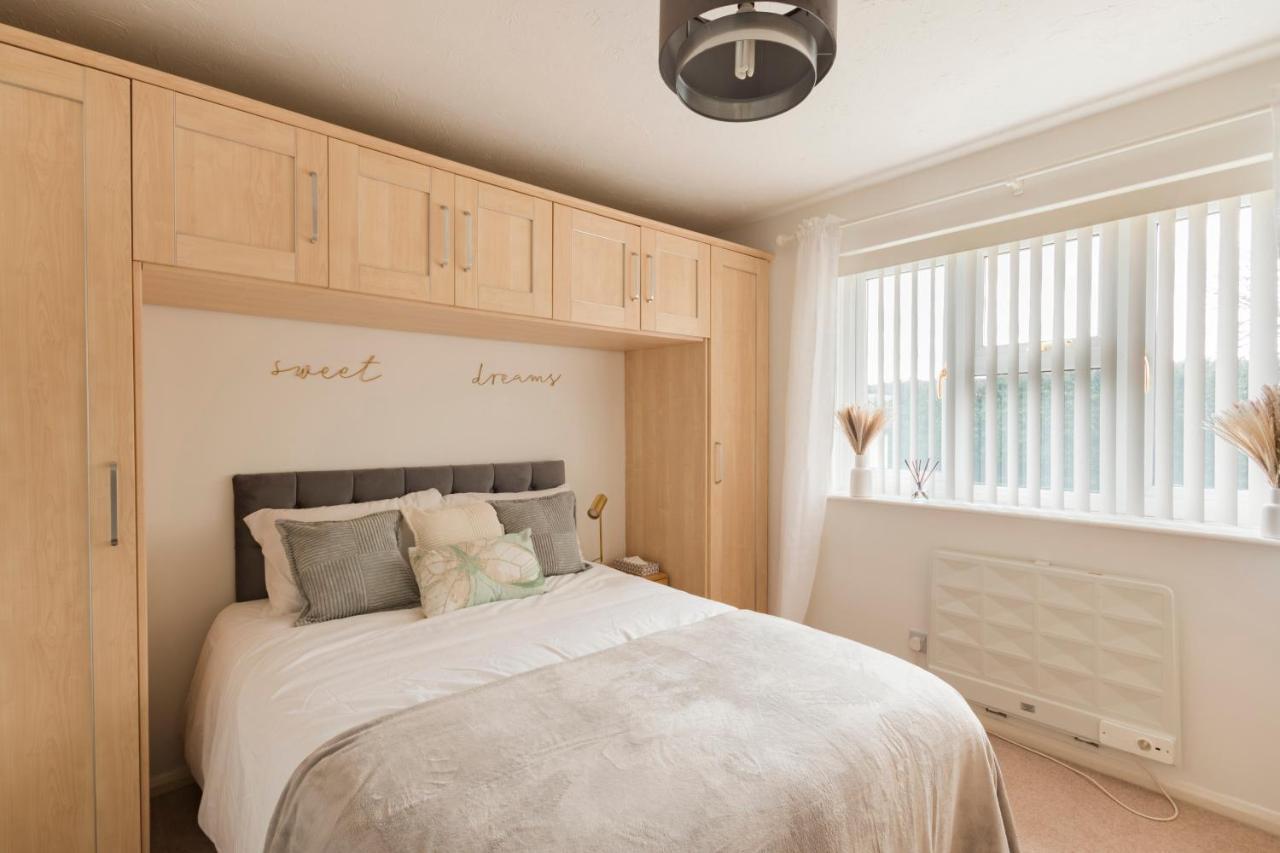 Surrey Stays - 2 Bedroom House, Rh1, Contractors Welcome, Sleeps 5 Max, 2 Parking Spaces, Near Town Centre, Train Station And Gatwick Airport Redhill  Bagian luar foto