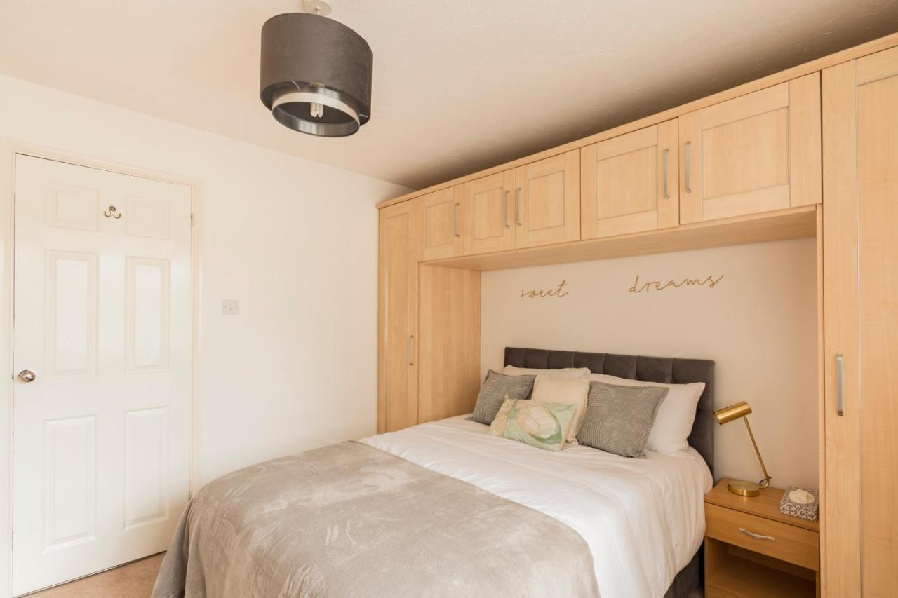 Surrey Stays - 2 Bedroom House, Rh1, Contractors Welcome, Sleeps 5 Max, 2 Parking Spaces, Near Town Centre, Train Station And Gatwick Airport Redhill  Bagian luar foto