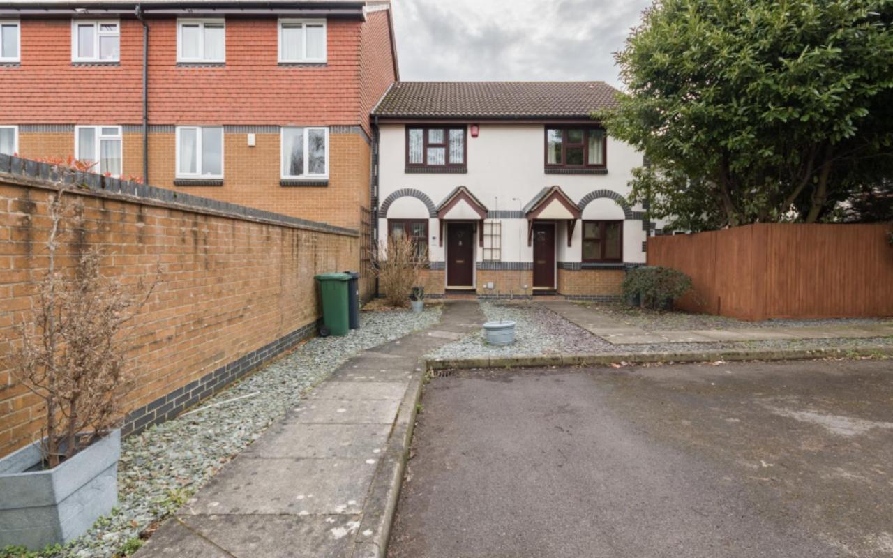 Surrey Stays - 2 Bedroom House, Rh1, Contractors Welcome, Sleeps 5 Max, 2 Parking Spaces, Near Town Centre, Train Station And Gatwick Airport Redhill  Bagian luar foto
